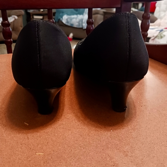 JOHN ROMAINE ONE INCH CRISS CROSS PEEP TOE HEEL - Picture 2 of 4